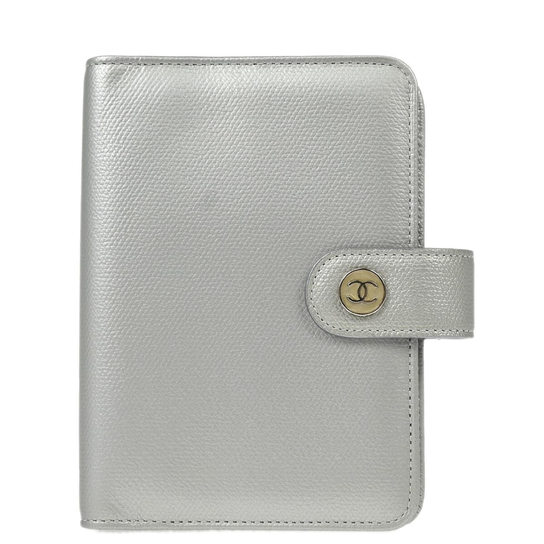 Chanel Silver Calfskin Small Notebook Cover Luxury Accessory: Chanel Silver Calfskin Small Notebook Cover Luxury Accessory This Chanel notebook cover is crafted from luxurious silver calfskin, showcasing a sleek and sophisticated design. It is in very good condi