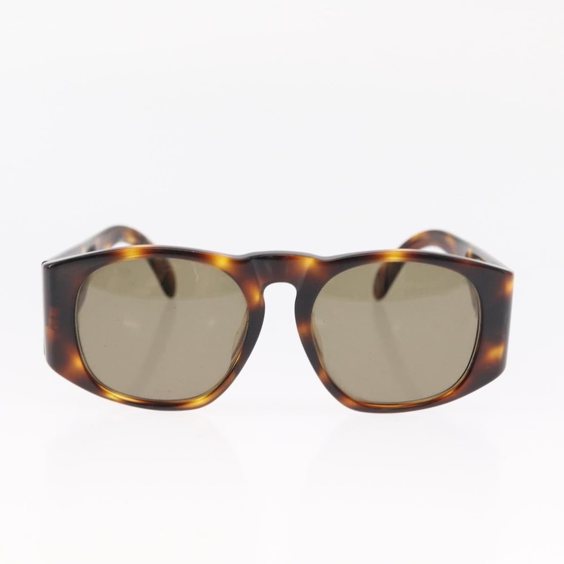 Chanel Brown Plastic CC Logo Women's Sunglasses: Chanel Brown Plastic CC Logo Women's Sunglasses Chanel Logo CC sunglasses for women, crafted from brown plastic. This pre-owned pair features the iconic Chanel CC logo and is in good condition, showin