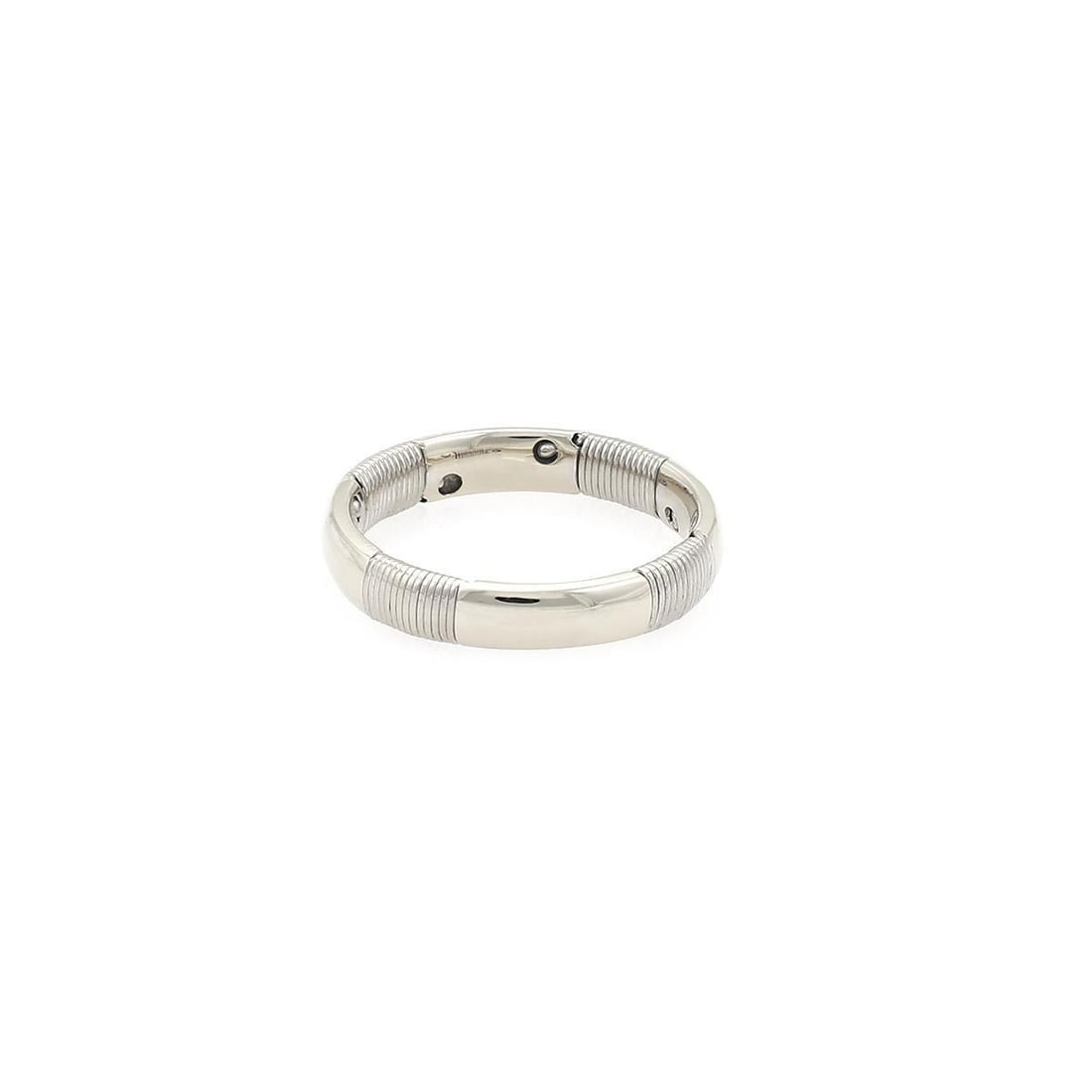 Hermes 18k White Gold Band Ring 3mm Size 48-US 4.5 Authentic: Hermes 18k White Gold Band Ring 3mm Size 48-US 4.5 Authentic Discover an authentic band ring by Hermes, meticulously crafted from 18k white gold with a polished finish. This elegant ring features a