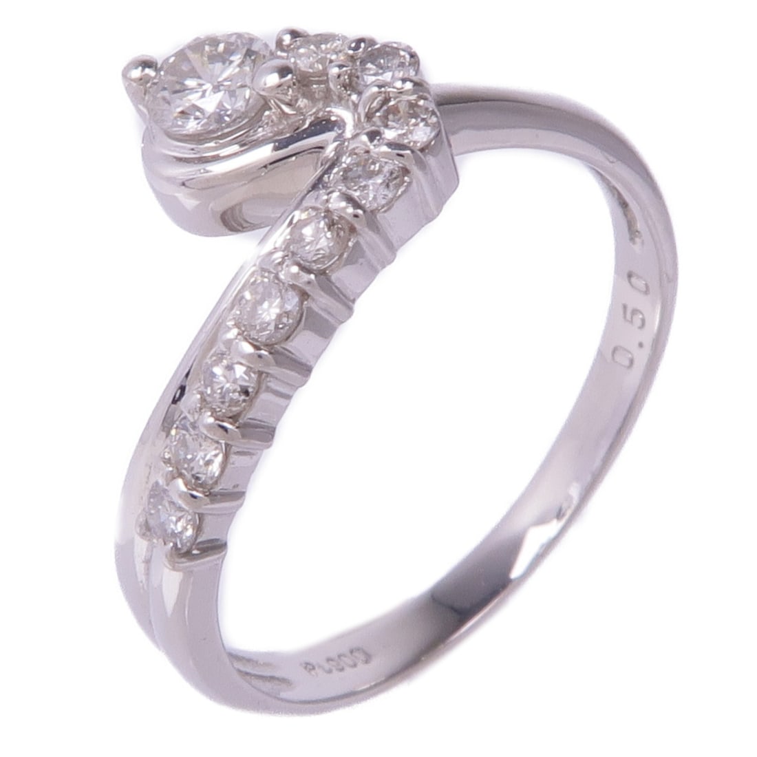 JEWELRY Diamond Ring in PT900 Platinum Size 7.5: JEWELRY Diamond Ring in PT900 Platinum Size 7.5 This exquisite diamond ring is crafted from Pt900 platinum, showcasing a stunning clear diamond as the main stone. Designed in a classic style, it is a
