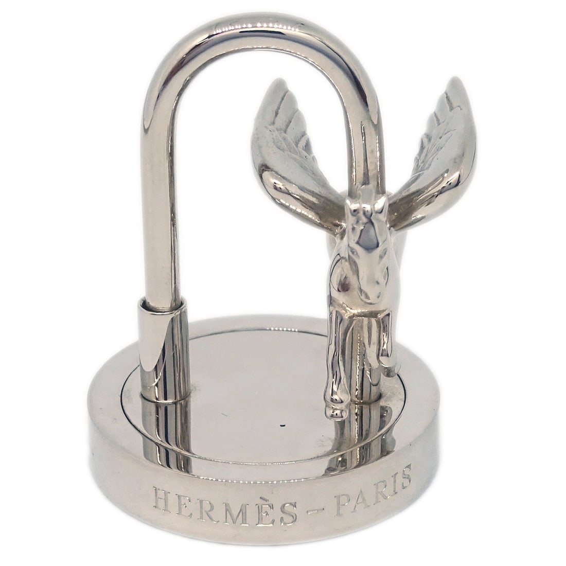 Hermes Silver Vintage Charm Entrez dans la danse Pegasus Cadena: Hermes Silver Vintage Charm Entrez dans la danse Pegasus Cadena This vintage Hermes charm, titled "Entrez dans la danse! Pegasus Cadena," is a stunning addition to any collection. Crafted from high-qu