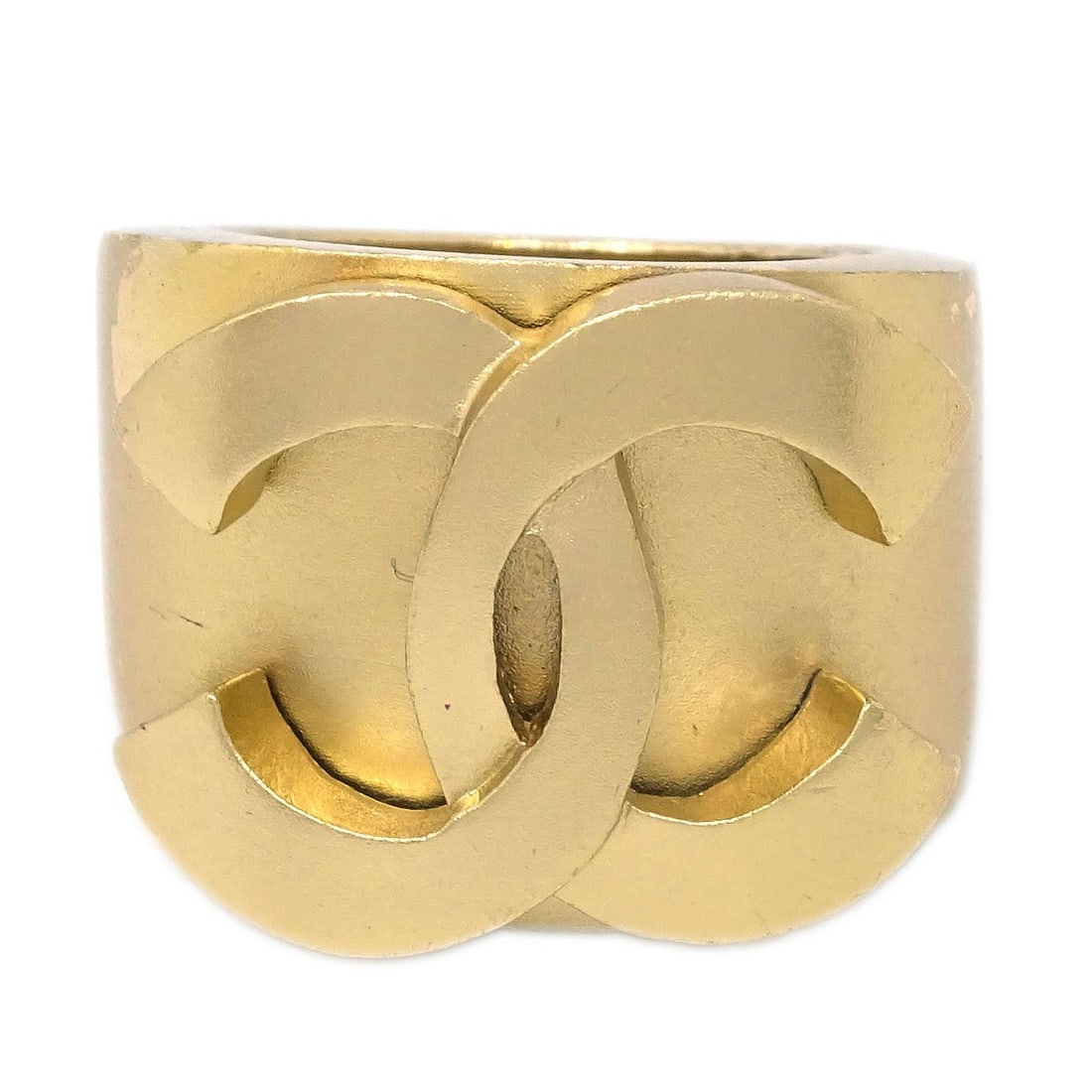 Vintage Chanel Gold-Plated Ring Size 53 Luxury Jewelry: Vintage Chanel Gold-Plated Ring Size 53 Luxury Jewelry Elevate your jewelry collection with this vintage Chanel ring, a stunning piece that embodies luxury and style. Crafted in gold-plated metal, thi