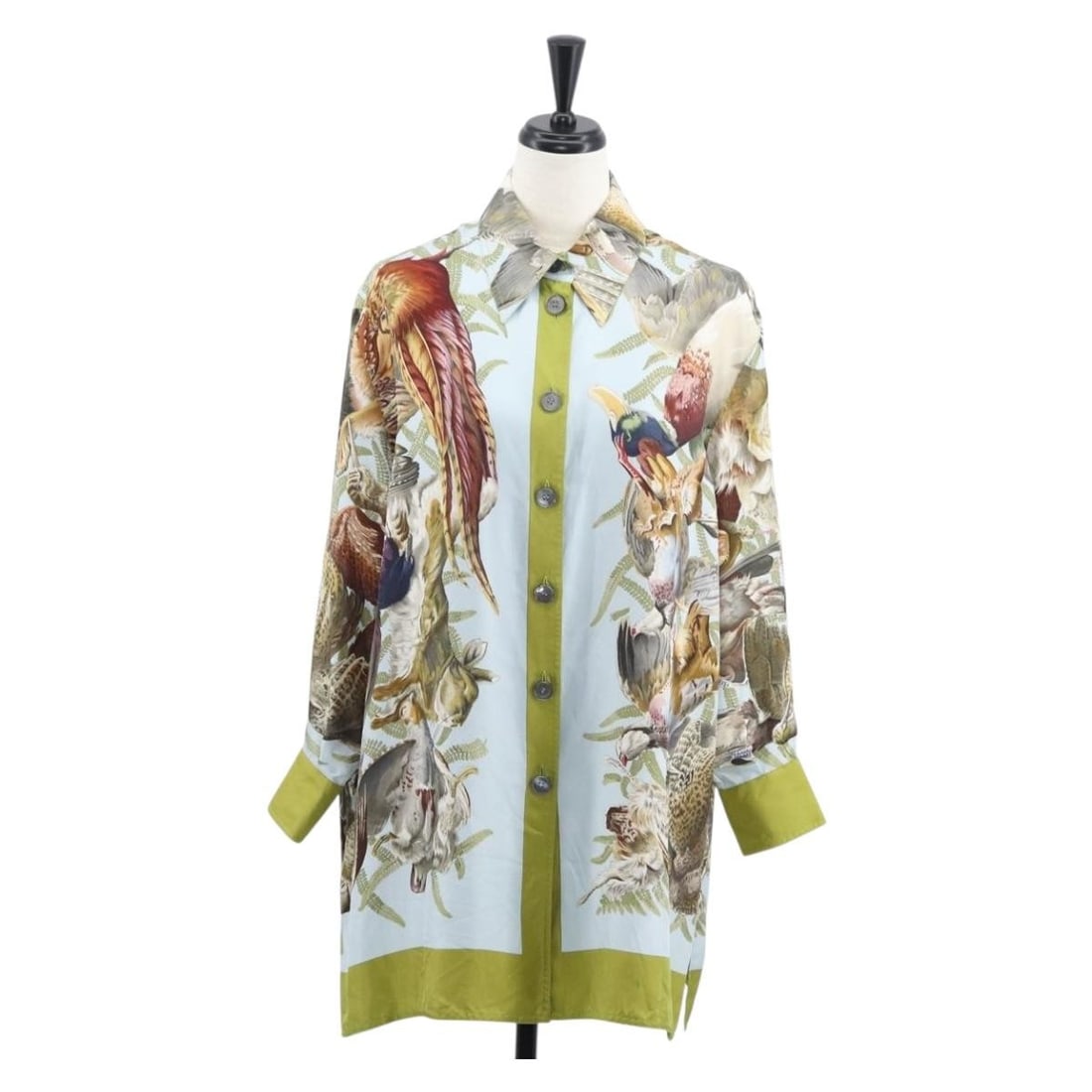 HERMES Green Silk Long Sleeve T-Shirt H de LINARES Authentic: HERMES Green Silk Long Sleeve T-Shirt H de LINARES Authentic Elevate your wardrobe with this exquisite long-sleeved T-shirt from HERMES, crafted from luxurious silk in a vibrant green hue. Designed fo