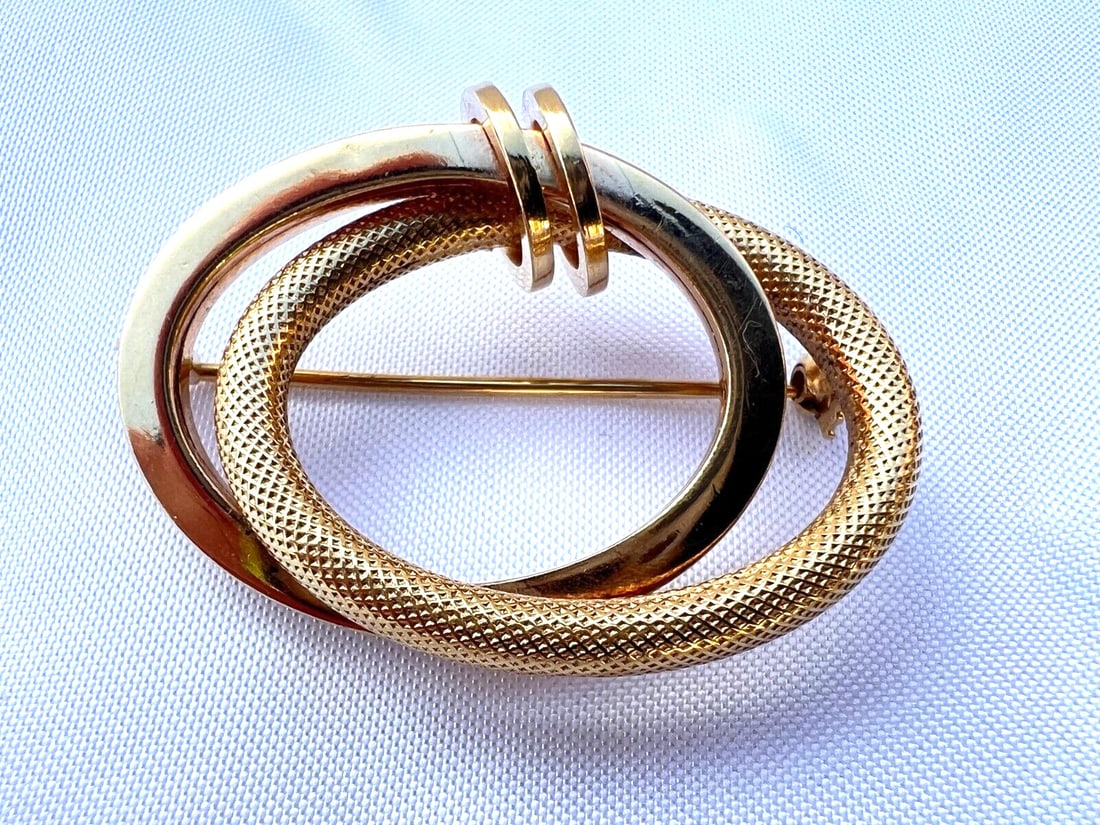 Exquisite 18K Yellow Gold Brooch with Hallmark: Exquisite 18K Yellow Gold Brooch with Hallmark This exquisite 18K yellow gold brooch showcases masterful craftsmanship and intricate design. Measuring 1.50" in length, 0.75" in width, and 0.35" in dep