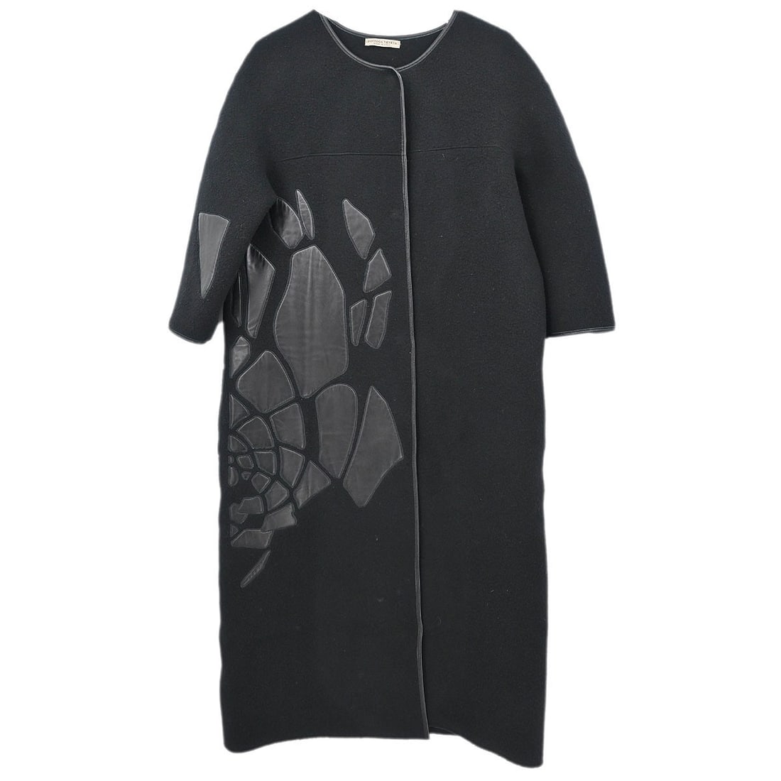 Bottega Veneta Black Collarless Coat Vintage Style #40: Bottega Veneta Black Collarless Coat Vintage Style #40 This elegant Bottega Veneta collarless coat in black is a timeless addition to your wardrobe. Crafted from a luxurious blend of 72% wool, 21% cas