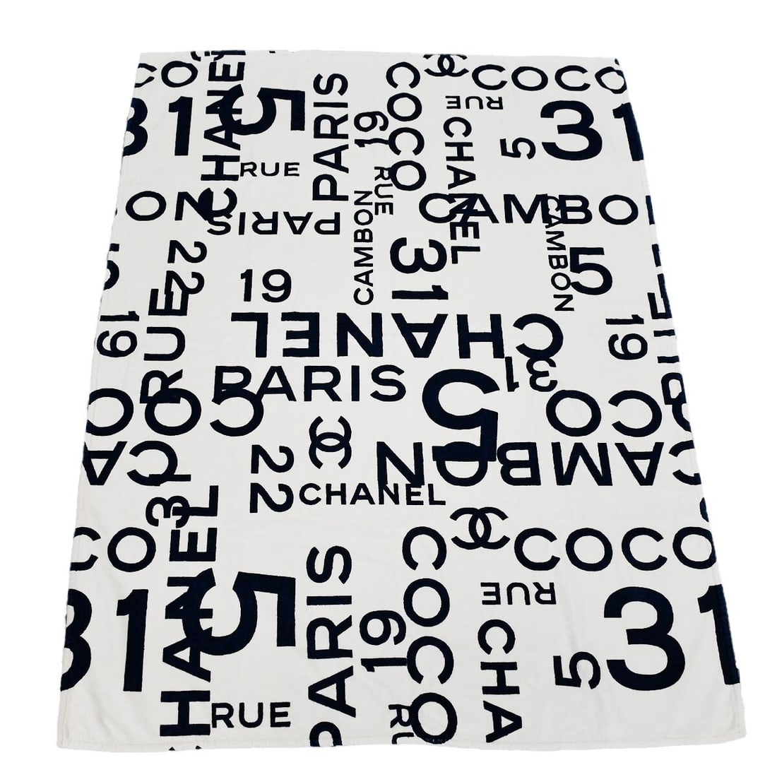 Chanel White Logo Beach Towel Small Italy: Chanel White Logo Beach Towel Small Italy Enhance your beach experience with this luxurious Chanel Logo Beach Towel. Crafted in Italy, this towel features the iconic Chanel logo in a clean white desig
