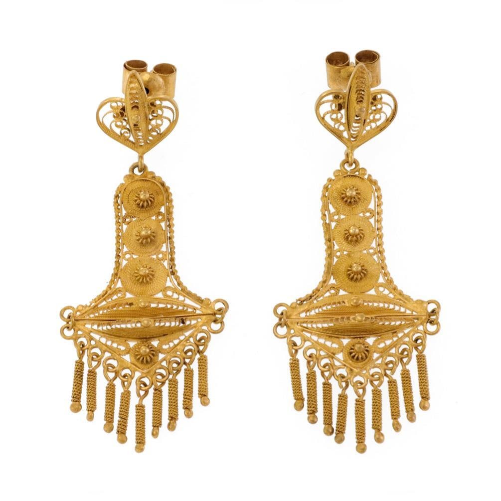Elegant Vintage 18k Gold Etruscan Filigree Chandelier Earrings: Elegant Vintage 18k Gold Etruscan Filigree Chandelier Earrings Elevate your style with this exquisite pair of vintage chandelier earrings, expertly crafted from 18k yellow gold. Featuring a stunning t