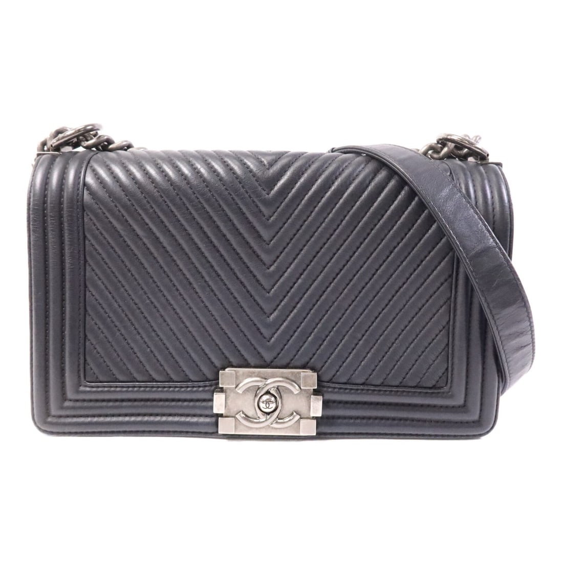 Black Calfskin Leather CHANEL Boy 25 Shoulder Bag with Silver Tone Chain: Black Calfskin Leather CHANEL Boy 25 Shoulder Bag with Silver Tone Chain This CHANEL Boy 25 chain shoulder bag features luxurious black calfskin leather, complemented by silver-tone hardware.