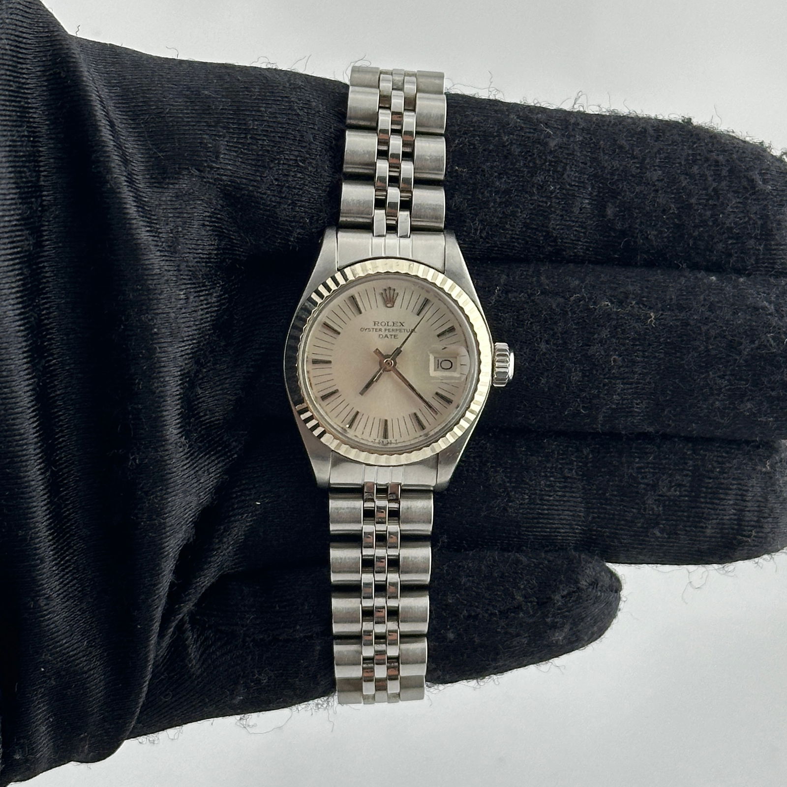 Ladies Oyster Perpetual Date Ref 6917 Silver Dial Jubilee Bracelet with Papers: Ladies Oyster Perpetual Date Ref 6917 Silver Dial Jubilee Bracelet with Papers This is a ladies' Rolex Oyster Perpetual Date watch featuring a silver stick dial and a fluted bezel. The timepiece is eq