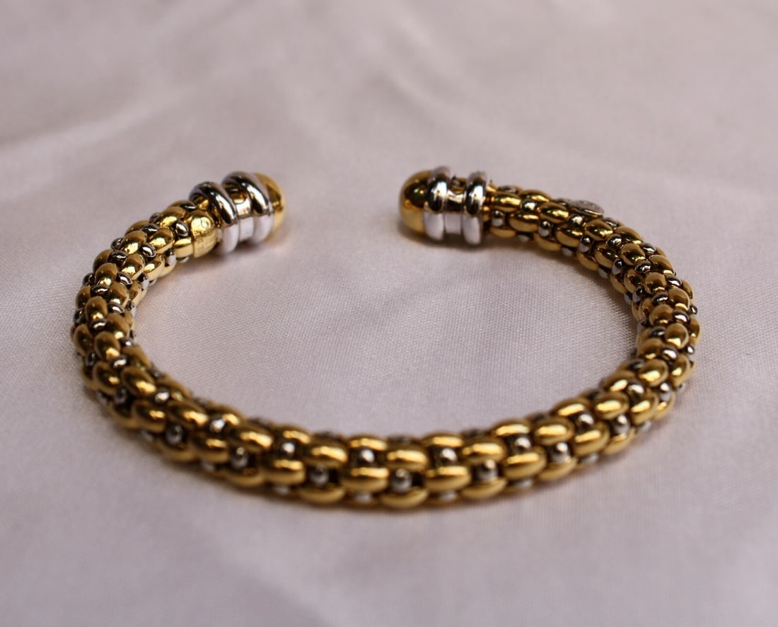 Elegant 18K Gold Diamond Italian Bracelet Signed: Elegant 18K Gold Diamond Italian Bracelet Signed This exquisite Italian bracelet is crafted from 18K gold and adorned with stunning diamonds. It features meticulous design and craftsmanship, showcasin