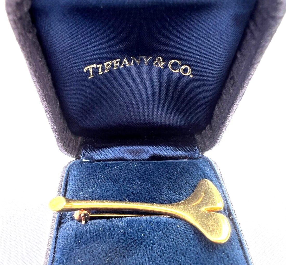 Tiffany & Co. 18K Yellow Gold Leaf Brooch with Box: Tiffany & Co. 18K Yellow Gold Leaf Brooch with Box Discover the exquisite craftsmanship of this Tiffany & Co. 18K yellow gold leaf brooch, a stunning addition to any jewelry collection. Weighing 4.20
