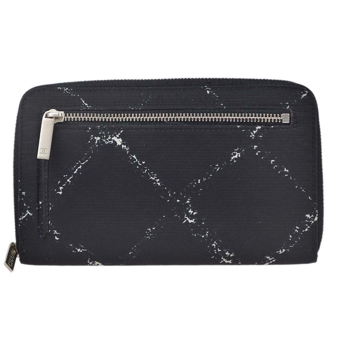 Chanel Travel Line Vintage Black Nylon Quilted Wallet Purse: Chanel Travel Line Vintage Black Nylon Quilted Wallet Purse Discover the timeless elegance of this Chanel Travel Line wallet purse, crafted from durable black nylon. Featuring a chic quilted pattern a