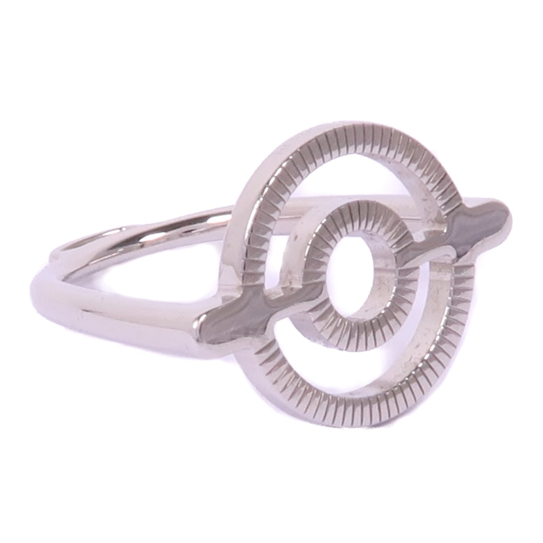 Silver Tone Scarf Ring by HERMES Elegant French Accessory: Silver Tone Scarf Ring by HERMES Elegant French Accessory Enhance your scarf with this elegant HERMES Scarf Ring, crafted from high-quality materials and featuring a striking silver color. This stylis