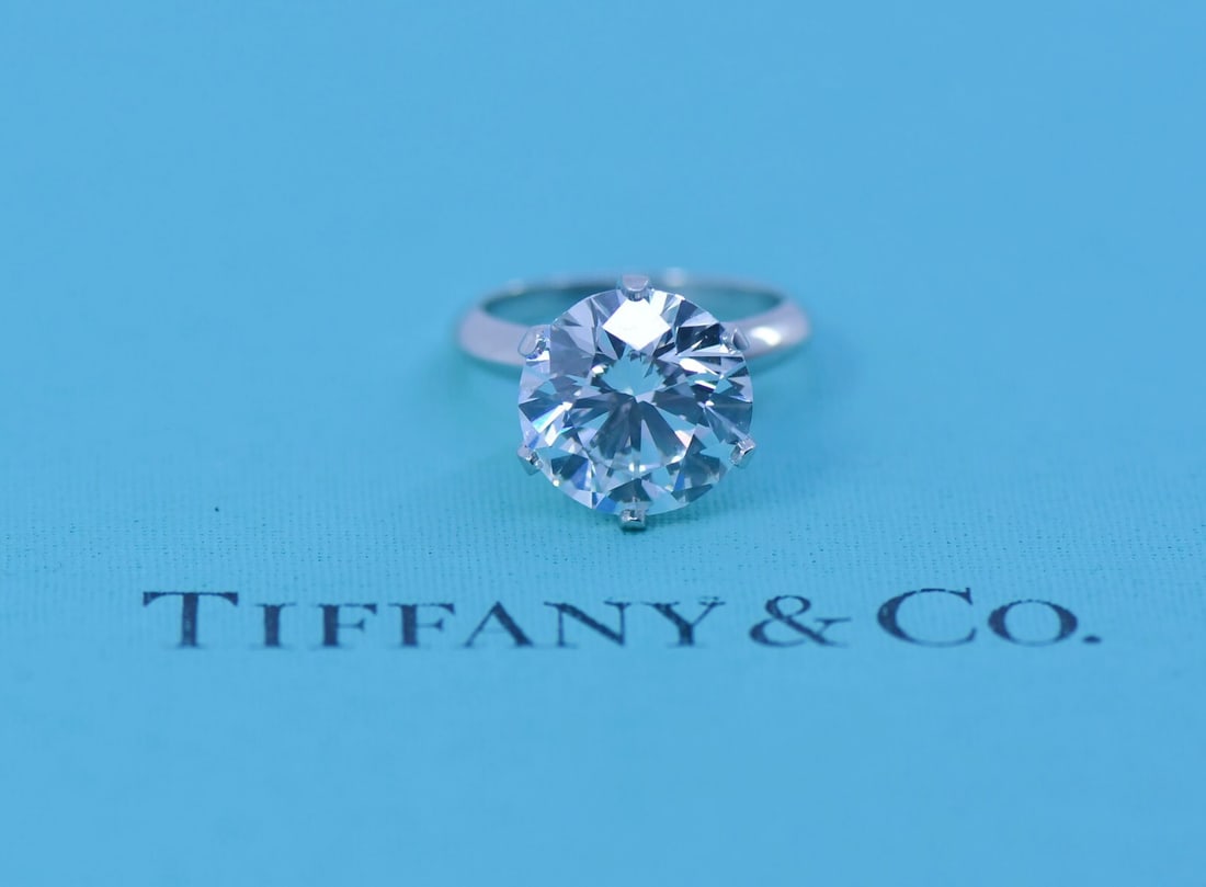 Tiffany & Co Platinum Engagement Ring 6.53ct D/VVS1 Diamond with Certificates: Tiffany & Co Platinum Engagement Ring 6.53ct D/VVS1 Diamond with Certificates This exquisite Tiffany & Co. engagement ring features a stunning 6.53 ct round diamond, graded D/VVS1 for exceptional clar