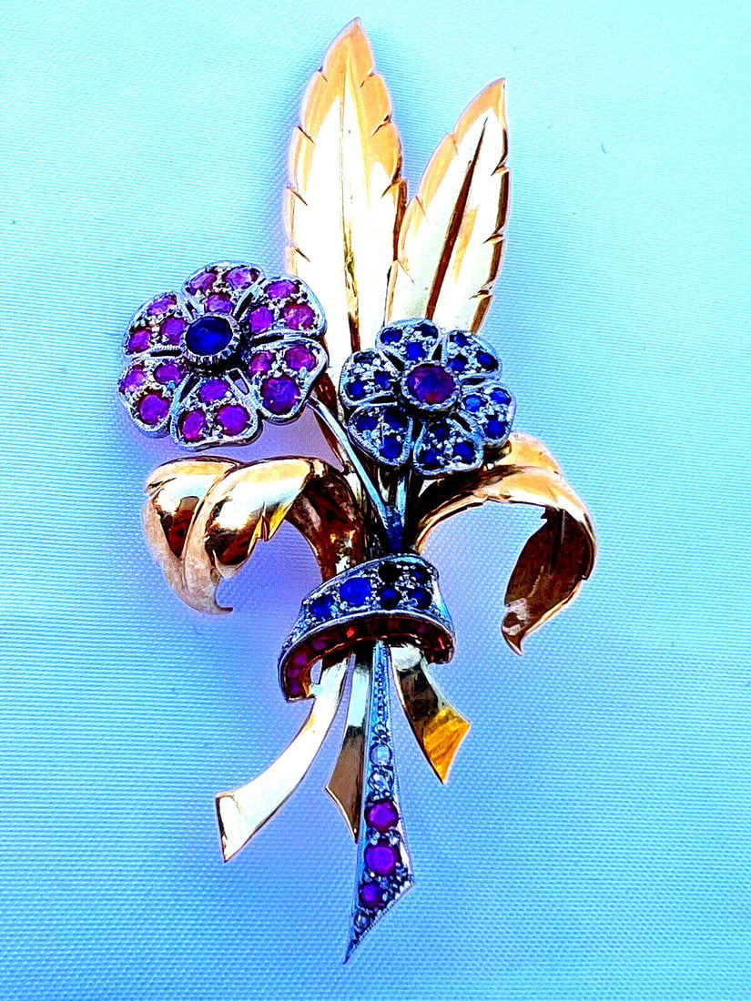 Retro French 18K Gold Platinum Sapphire Diamond Brooch 3.15 Inch: Retro French 18K Gold Platinum Sapphire Diamond Brooch 3.15 Inch Introducing a stunning retro French brooch, meticulously crafted from 18K yellow gold and platinum. This exquisite piece features a cap