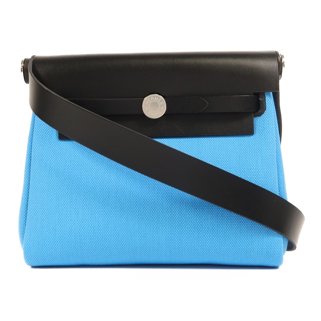 HERMES Herbag Zip 20 Shoulder Bag Canvas Bleu Riviera: HERMES Herbag Zip 20 Shoulder Bag Canvas Bleu Riviera This HERMES Herbag Zip 20 Shoulder Bag showcases a stylish blend of functionality and elegance. Crafted from durable canvas, it features a strikin