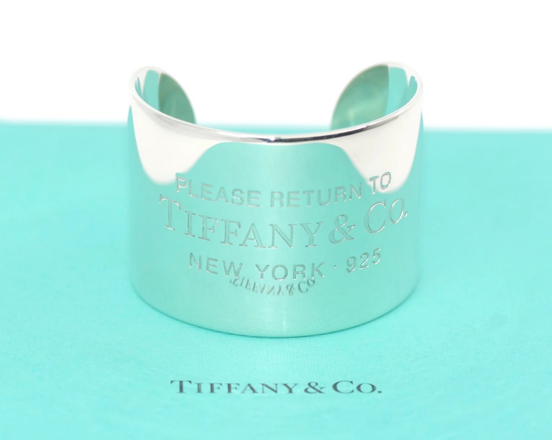 Tiffany & Co Return to Tiffany Wide Cuff Sterling Silver Bracelet 45mm Authentic: Tiffany & Co Return to Tiffany Wide Cuff Sterling Silver Bracelet 45mm Authentic Discover the elegance of the Tiffany & Co. Return to Tiffany Wide Cuff Bracelet, a stunning piece crafted from high-qua