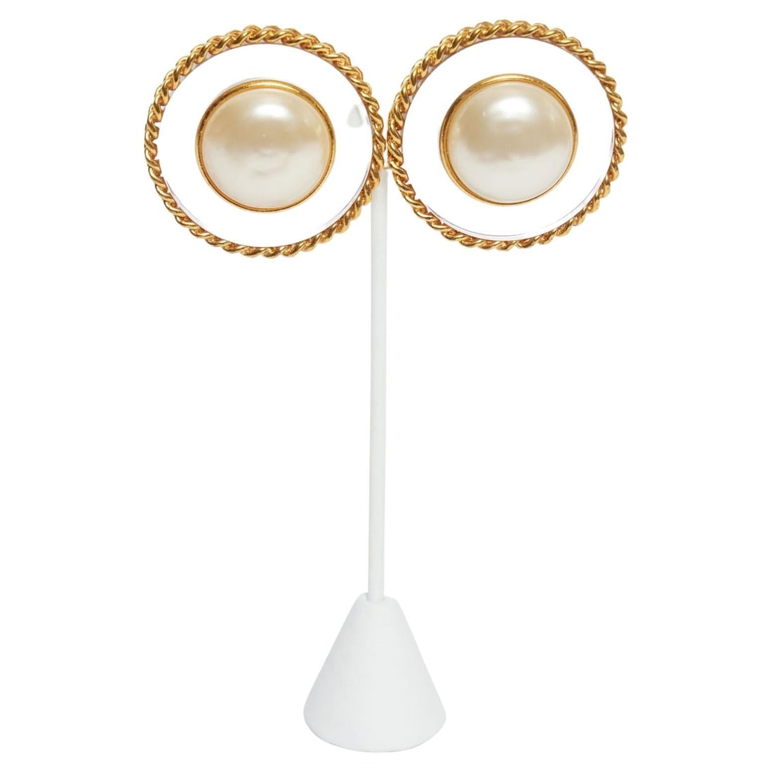 Chanel Vintage Pearl Clear Lucite Clip-On Earrings Collection 28: Chanel Vintage Pearl Clear Lucite Clip-On Earrings Collection 28 Discover the elegance of these vintage Chanel large pearl and clear lucite earrings, featuring a stunning large central pearl and encas