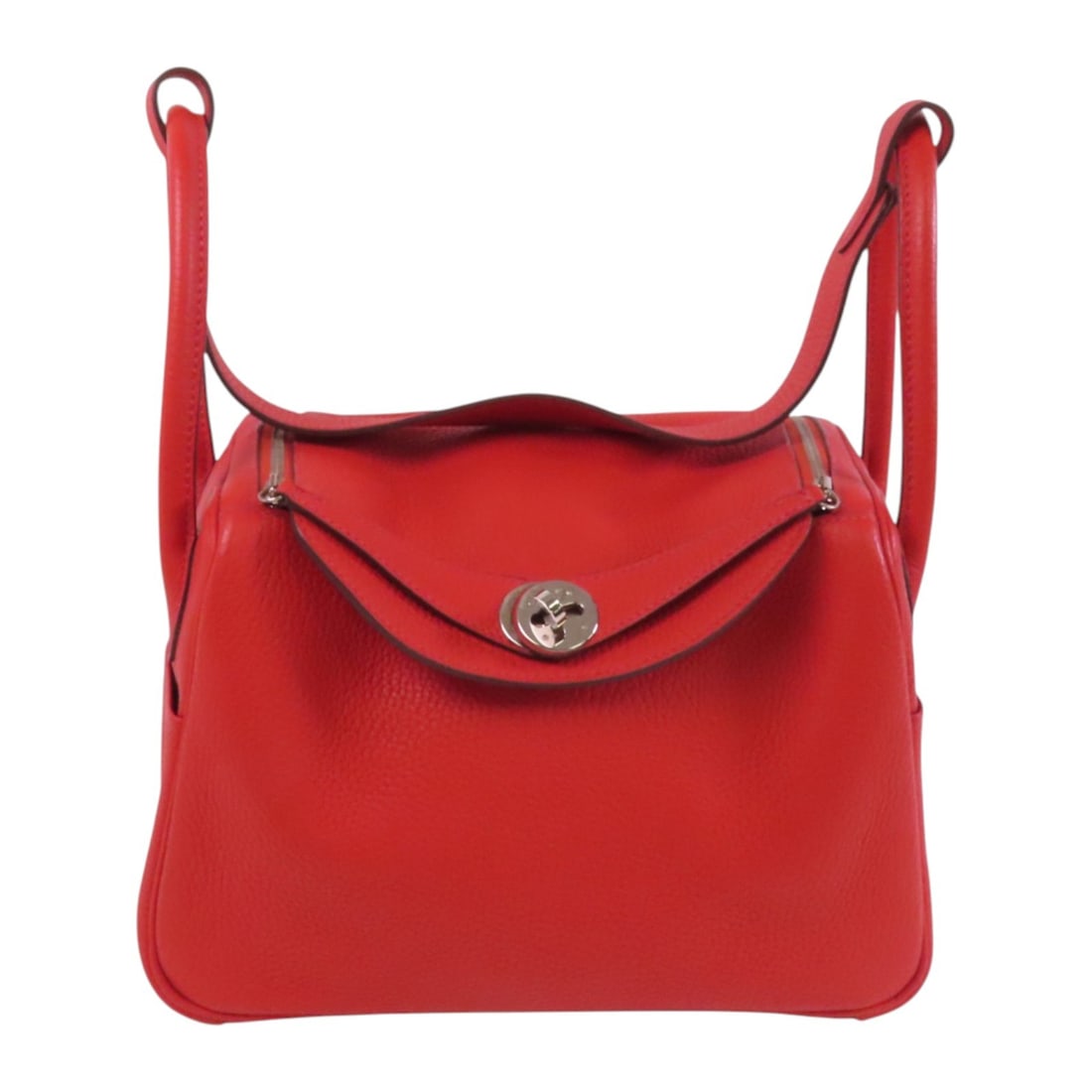 HERMES Lindy 26 Shoulder Bag Clemence Leather Red: HERMES Lindy 26 Shoulder Bag Clemence Leather Red Introducing the sophisticated HERMES Lindy 26 Shoulder Bag, crafted from luxurious Clemence leather in a vibrant Rouge Piment Red. This stylish bag fe