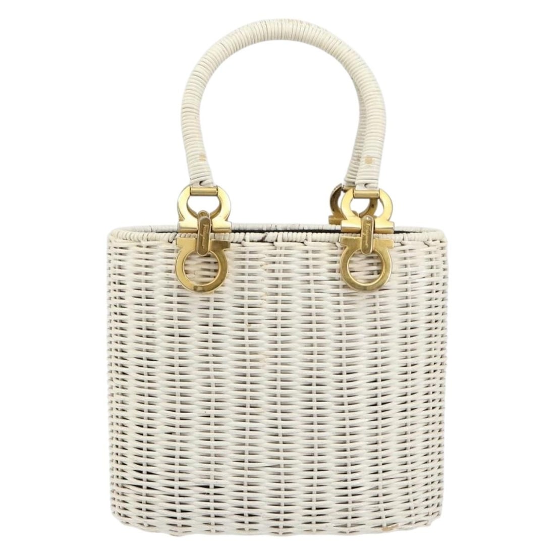 Wicker Gancini Handbag by Salvatore Ferragamo in White: Wicker Gancini Handbag by Salvatore Ferragamo in White This pre-owned Salvatore Ferragamo Gancini handbag is crafted from wicker in white and designed for women. It features visible signs of use, incl