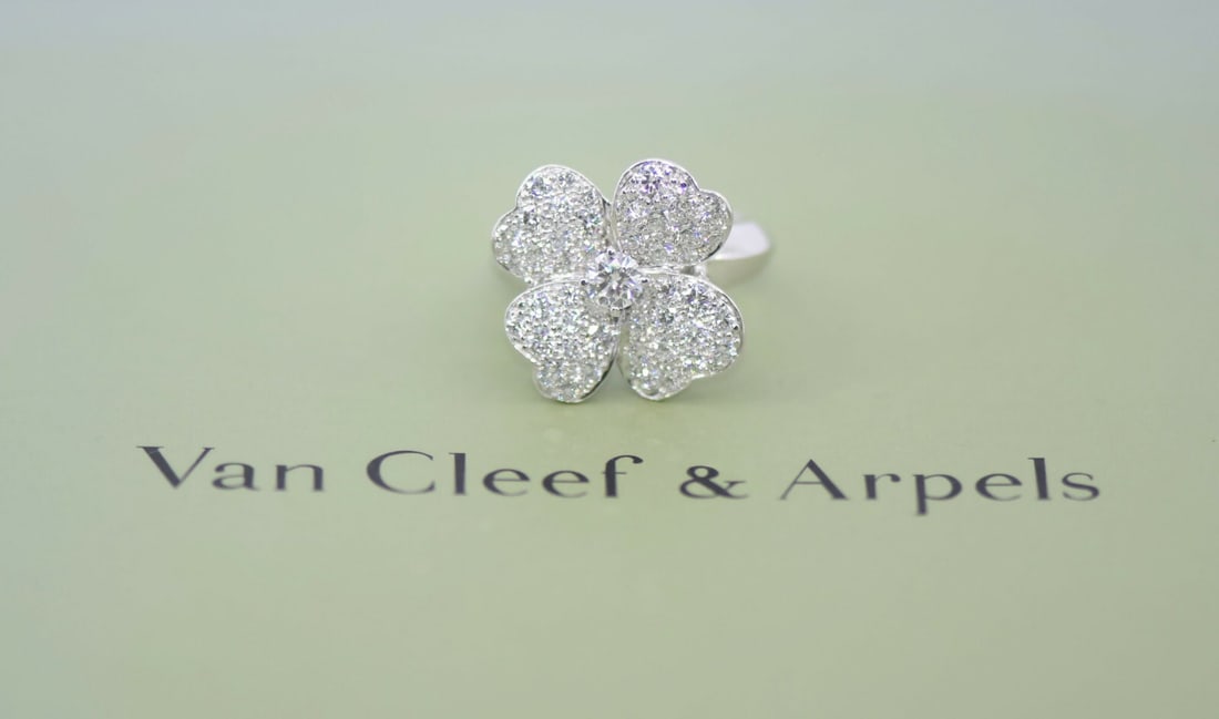 Van Cleef & Arpels Cosmos Diamond Ring 18K White Gold Size 50 Authentic: Van Cleef & Arpels Cosmos Diamond Ring 18K White Gold Size 50 Authentic This exquisite Van Cleef & Arpels Cosmos Diamond Ring is a stunning piece crafted in 18K white gold. Designed for elegance and s