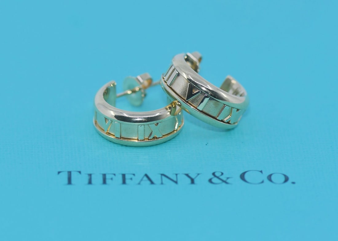 Tiffany & Co 18K Atlas Yellow Gold Stud Earrings Authentic: Tiffany & Co 18K Atlas Yellow Gold Stud Earrings Authentic Elevate your style with these stunning Tiffany & Co. 18K Atlas Yellow Gold Earrings. Crafted from premium 18k yellow gold, these stud earring