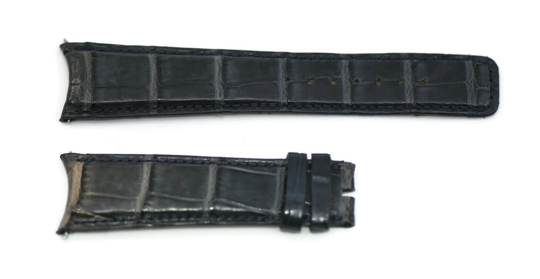 Authentic Pierre Kunz Blue Leather Watch Strap 21.5mm: Authentic Pierre Kunz Blue Leather Watch Strap 21.5mm Enhance your wristwatch with this authentic Pierre Kunz blue leather strap. Designed for comfort and style, this strap features a sleek blue color