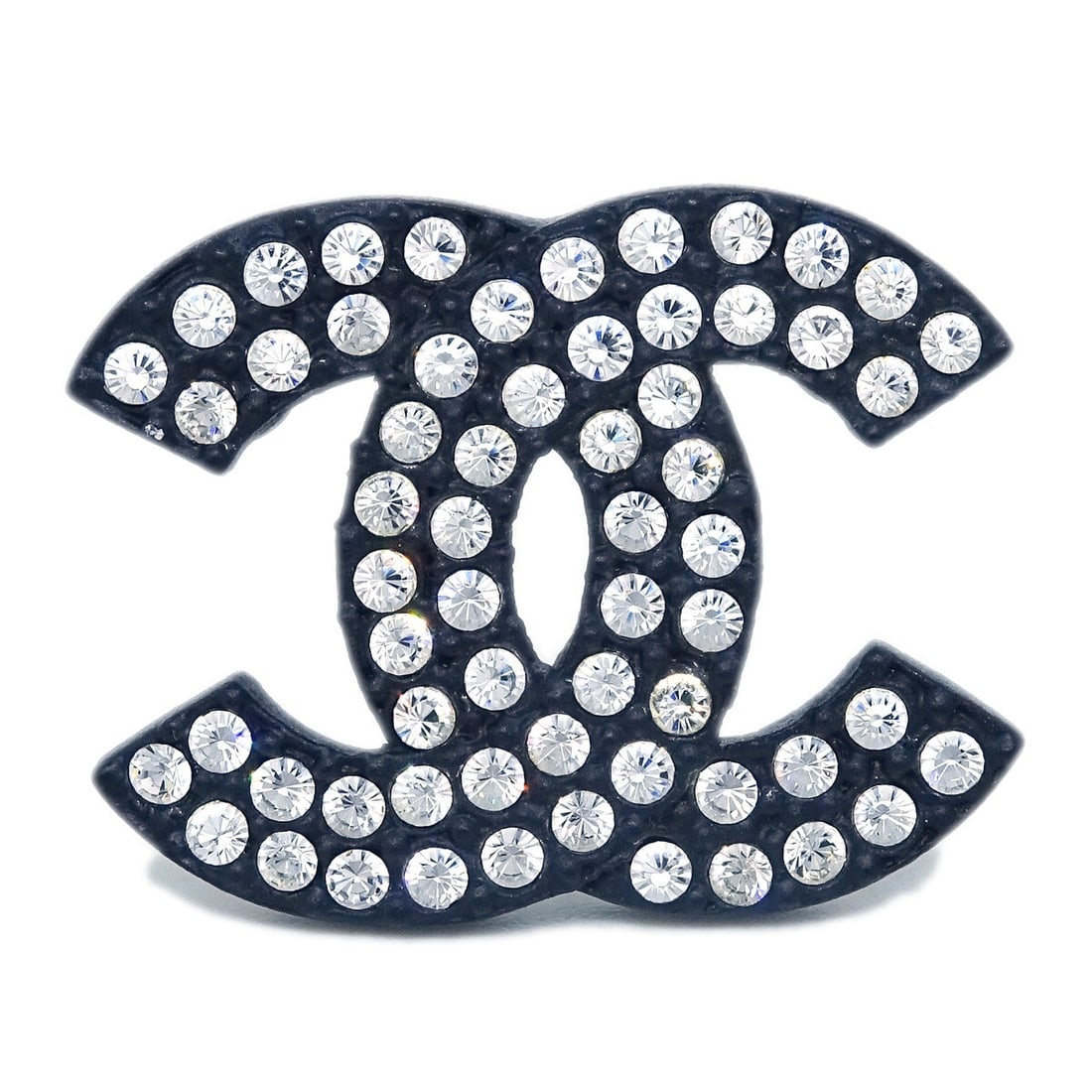 Chanel CC Rhinestone Brooch Pin in Black Silver Plate 02A: Chanel CC Rhinestone Brooch Pin in Black Silver Plate 02A This elegant Chanel CC Brooch Pin features a stunning black design adorned with sparkling rhinestones, perfect for adding a touch of sophistic