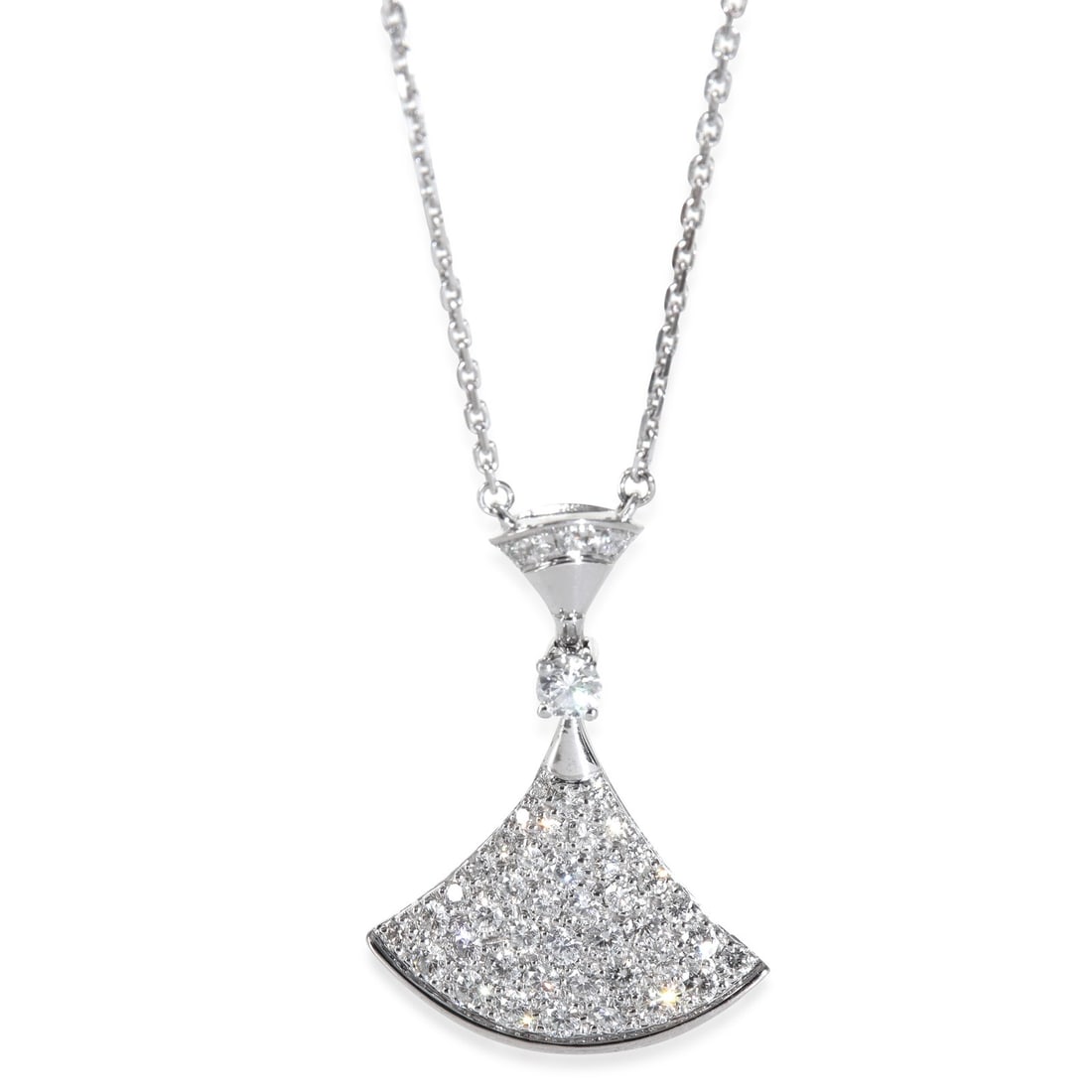 BVLGARI Diva's Dream 18k White Gold Diamond Pendant 0.88ct: BVLGARI Diva's Dream 18k White Gold Diamond Pendant 0.88ct Elevate your elegance with the BVLGARI White Gold Diamond Diva's Dream Pendant. This exquisite piece features a round brilliant diamond, weig
