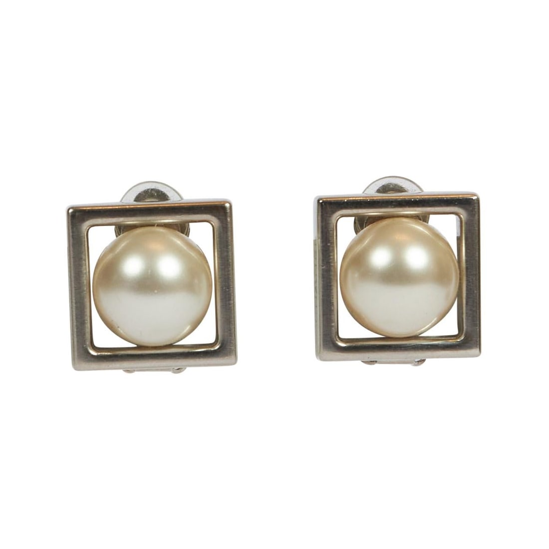 Chanel 2015 Silver Pearl Square Earrings with Pouch and Box: Chanel 2015 Silver Pearl Square Earrings with Pouch and Box These exquisite Chanel earrings feature a striking square design adorned with silver and pearl accents, showcasing the elegance of the Sprin