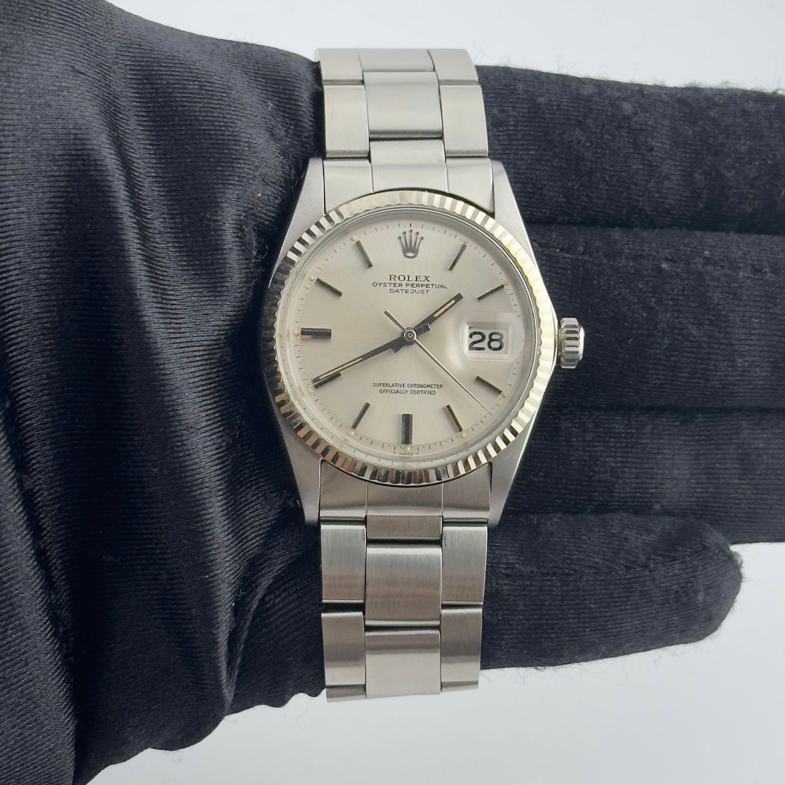 Datejust 1601 Mens Watch Silver Stick Dial Oyster Bracelet: Datejust 1601 Mens Watch Silver Stick Dial Oyster Bracelet This Rolex Datejust features a silver stick dial, fluted bezel, and an Oyster bracelet. The watch is designed for men and is part of the Date