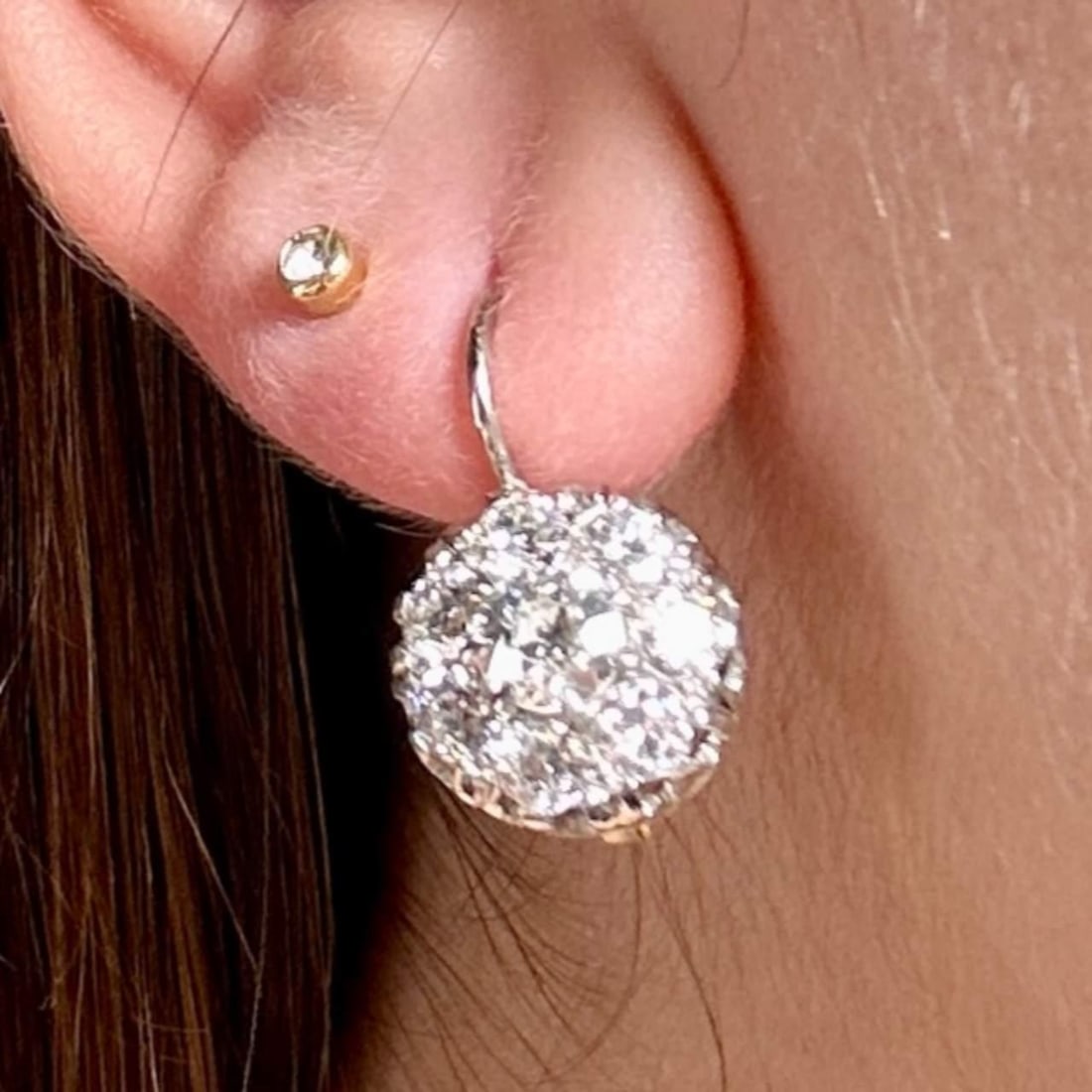 Elegant 18K Gold Platinum Diamond Earrings 3.00 Ct G-H VS1-SI1: Elegant 18K Gold Platinum Diamond Earrings 3.00 Ct G-H VS1-SI1 Exquisite 18K gold and platinum diamond earrings featuring a total diamond weight of 3.00 carats. Each earring is adorned with two stunni