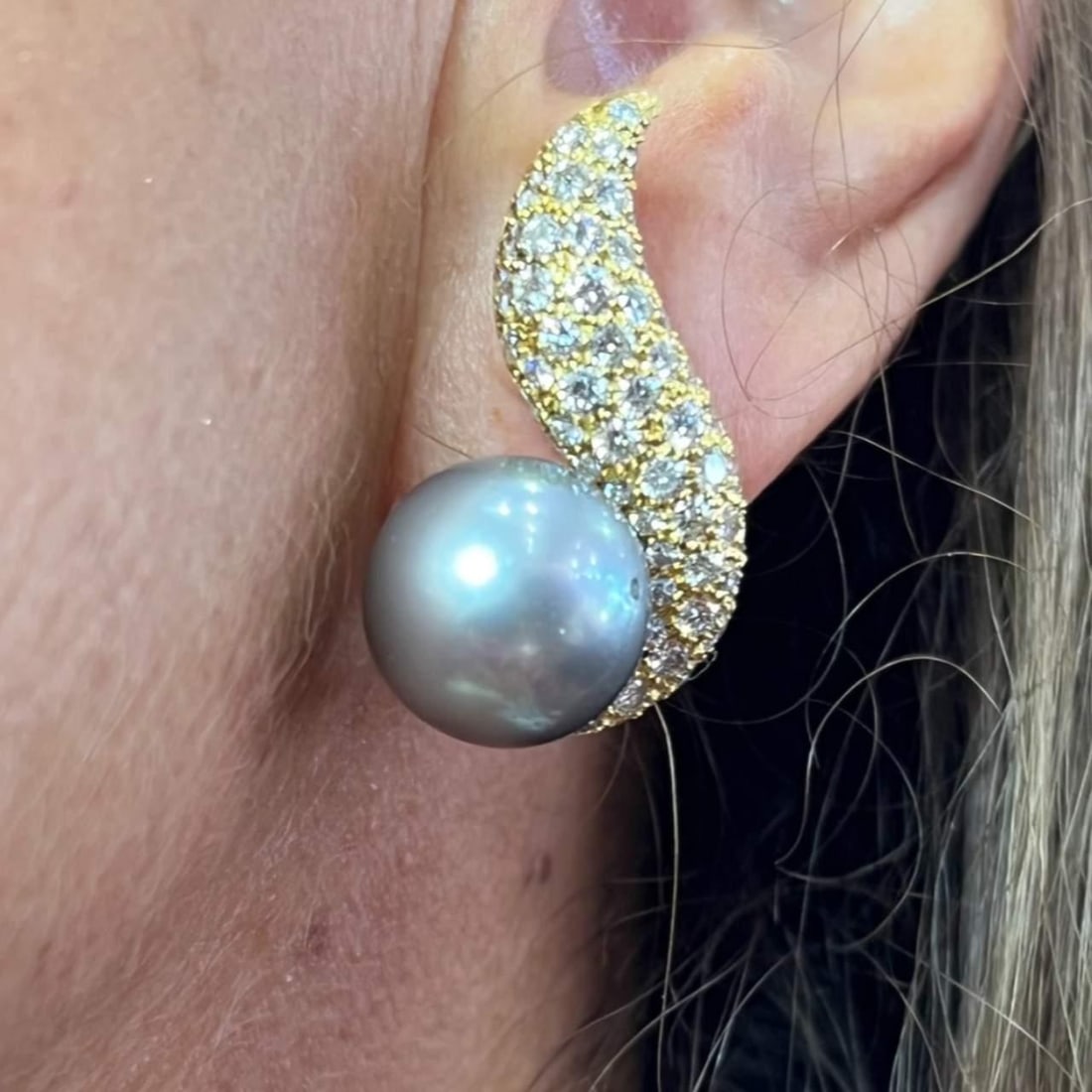 18K Yellow Gold Grey South Sea Pearl Diamond Earrings 7.00 Ct: 18K Yellow Gold Grey South Sea Pearl Diamond Earrings 7.00 Ct These exquisite earrings feature radiant 18K yellow gold elegantly paired with stunning grey South Sea pearls. They are adorned with appro
