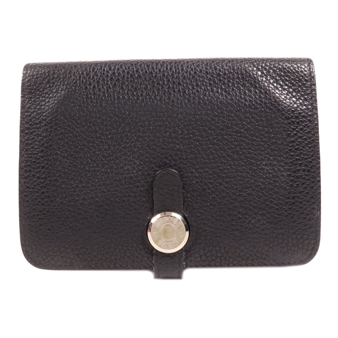 HERMES Dogon Compact Wallet Togo Leather Black PHW: HERMES Dogon Compact Wallet Togo Leather Black PHW Introducing the HERMES Dogon Compact Wallet, a sophisticated bi-fold wallet crafted from premium Togo leather in a classic black finish. This wallet