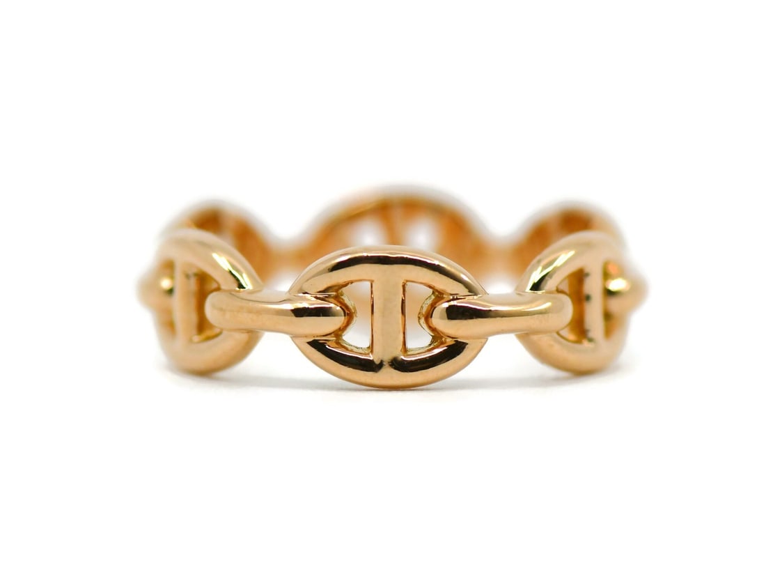 Chaine d'Ancre 18k Rose Gold Ring by Hermes in Size 6.5: Chaine d'Ancre 18k Rose Gold Ring by Hermes in Size 6.5 This is a pre-owned Hermes Chaine d'Ancre ring crafted from 18K rose gold. The ring is designed without a main stone and features a pink hue. It