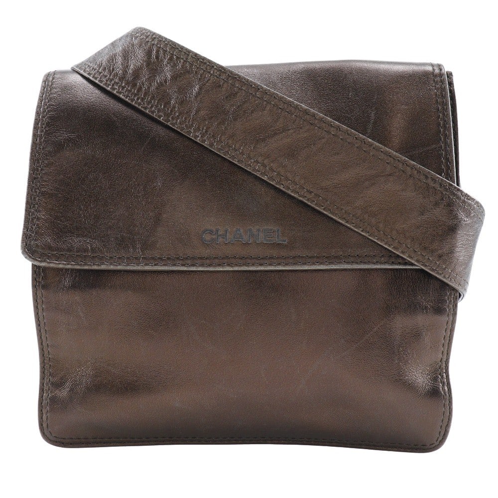 Brown Leather Chanel Vintage Shoulder Bag for Women: Brown Leather Chanel Vintage Shoulder Bag for Women This Chanel vintage shoulder bag is crafted from brown leather and designed for women. The bag features minor scratches and some corner thread wear