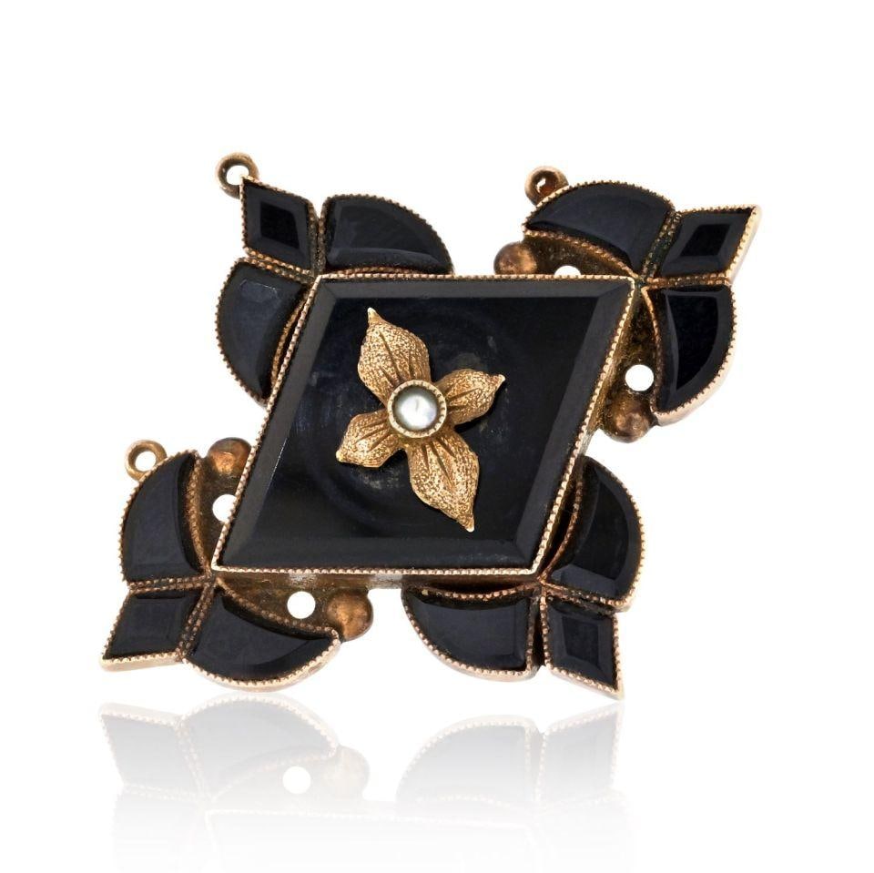 Signed WEBB Victorian Brooch 7.4g Elegant Craftsmanship: Signed WEBB Victorian Brooch 7.4g Elegant Craftsmanship This exquisite Victorian brooch, weighing 7.4 grams, showcases exceptional craftsmanship and a classic design that embodies the elegance of the