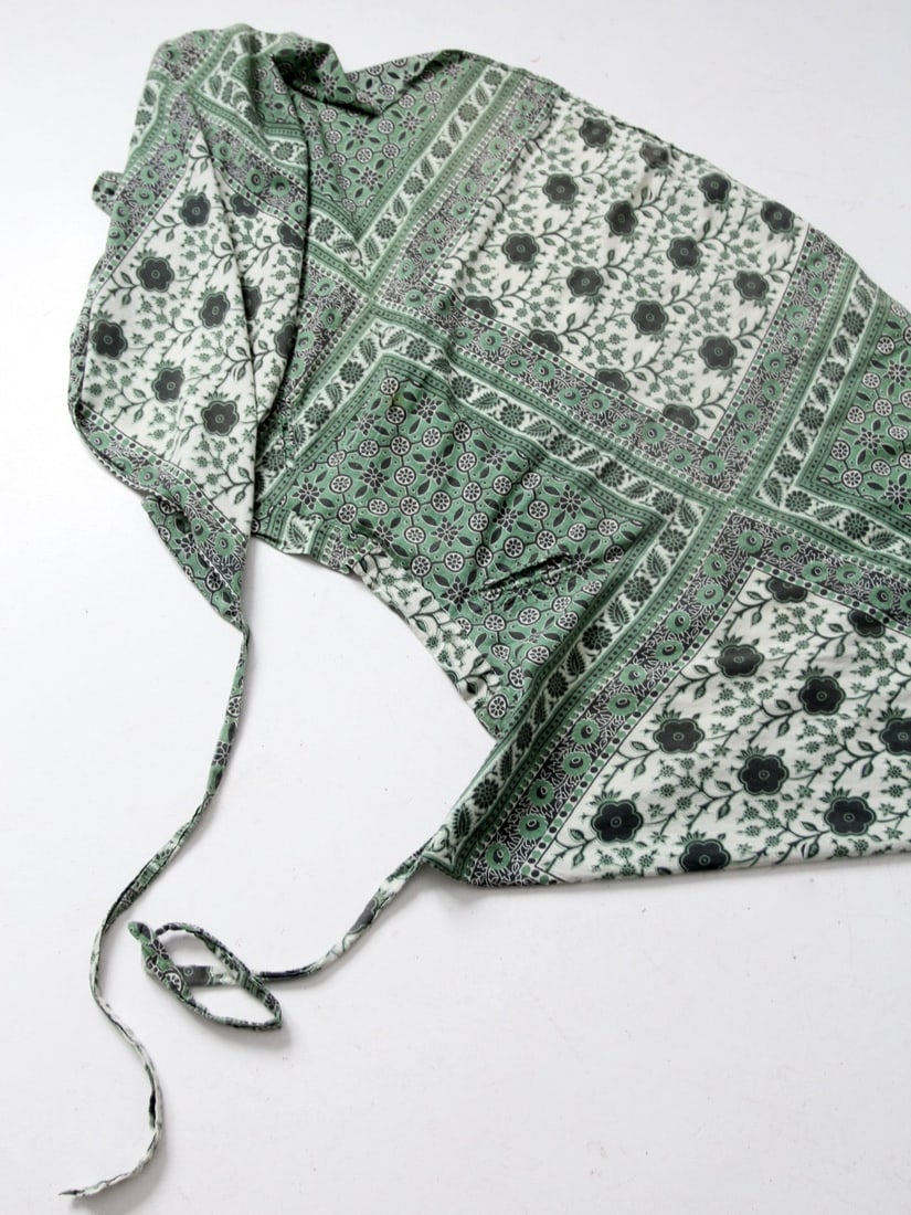 1970s Vintage Boho Wrap Skirt Green Black Floral Print: 1970s Vintage Boho Wrap Skirt Green Black Floral Print Step back in time with this charming Vintage Boho Wrap Skirt from the 1970s. Crafted from 100% cotton, it showcases a delightful block floral pri