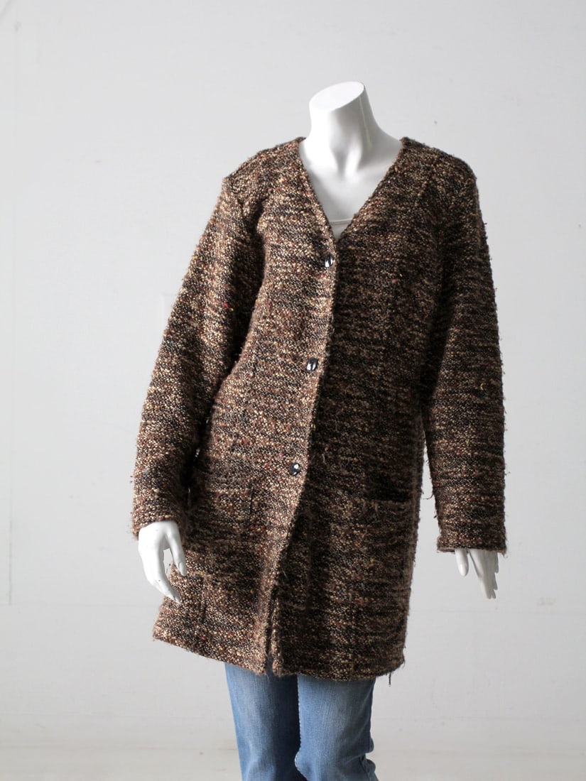 1990s Pashi Marbled Cardigan Sweater in Brown and Rust Acrylic Blend: 1990s Pashi Marbled Cardigan Sweater in Brown and Rust Acrylic Blend This vintage 1990s cardigan sweater showcases a marbled blend of brown, black, and rust tones, creating a warm and textured appeara