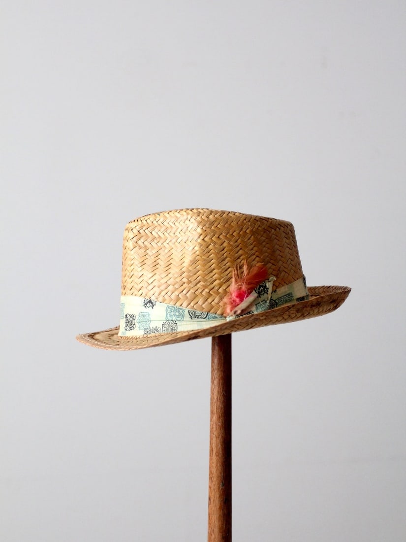 Vintage Straw Fedora with Turquoise Band and Pink Feather: Vintage Straw Fedora with Turquoise Band and Pink Feather This vintage straw fedora showcases a classic design with a short brim, perfect for adding a touch of style to any outfit. The hat is adorned