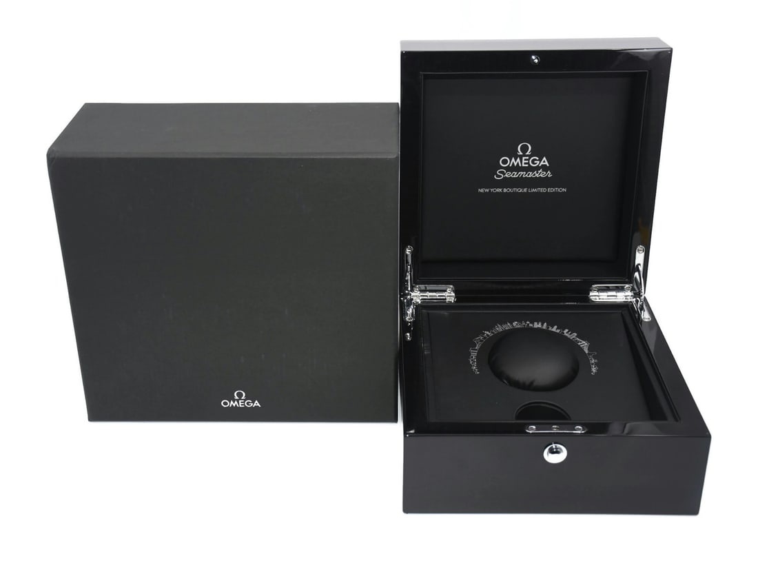Presentation Box for Omega Seamaster New York Boutique Edition: Presentation Box for Omega Seamaster New York Boutique Edition This is an OMEGA Seamaster New York Boutique Edition presentation box designed for a single watch. Made in Switzerland, it is a pre-owned