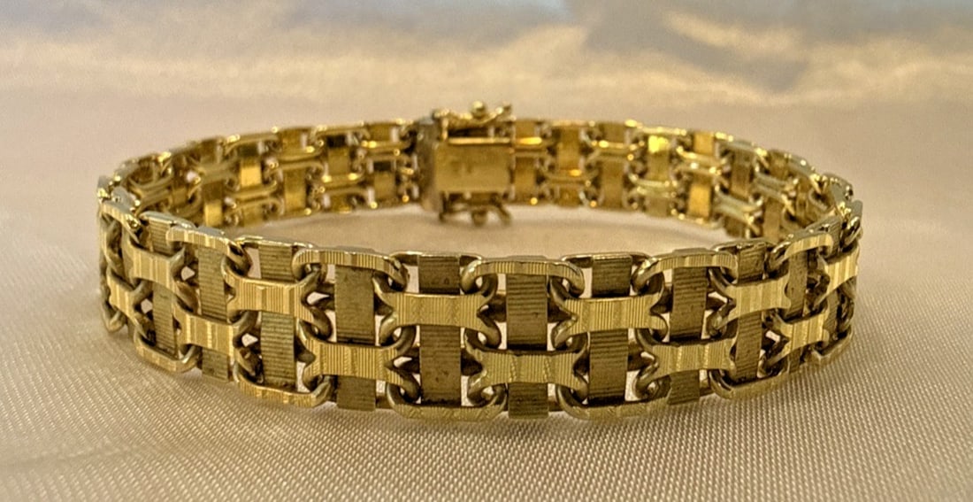 14k Yellow Gold Italian Chain Bracelet from the 1950s: 14k Yellow Gold Italian Chain Bracelet from the 1950s This is a 1950s Italian bracelet crafted from 14k yellow gold. Featuring a classic chain style, it showcases exceptional detail and workmanship. T