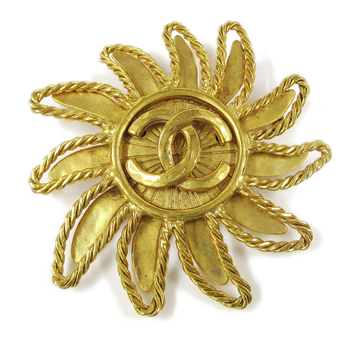 Chanel 94A Gold-tone Sun Brooch Pin Luxury Accessory: Chanel 94A Gold-tone Sun Brooch Pin Luxury Accessory Elevate your accessory collection with this stunning Chanel Sun Brooch Pin, crafted in a luxurious gold-tone finish. This exquisite piece features