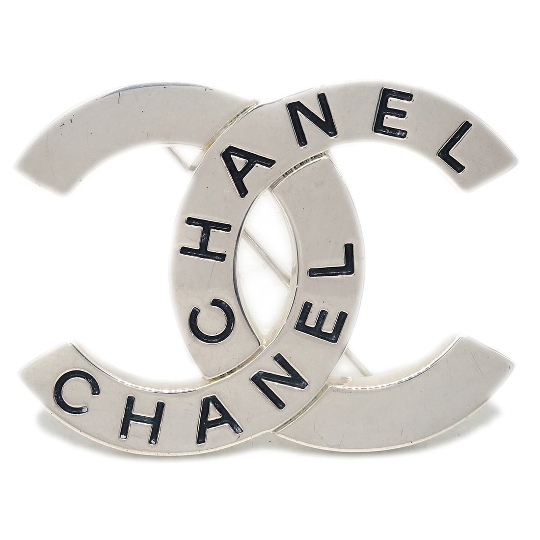 Chanel 98P Silver Plated CC Brooch Pin: Chanel 98P Silver Plated CC Brooch Pin This elegant Chanel CC Brooch Pin features a stunning silver-plated finish. Designed as a stylish accessory, it is perfect for adding a touch of luxury to any ou