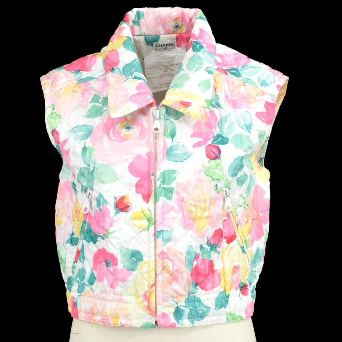 Chanel 03272 Vintage Flower Pattern Sleeveless Zip Vest Pink White: Chanel 03272 Vintage Flower Pattern Sleeveless Zip Vest Pink White This vintage Chanel sleeveless zip-up vest showcases a charming flower pattern in a delightful combination of pink and white. Crafted