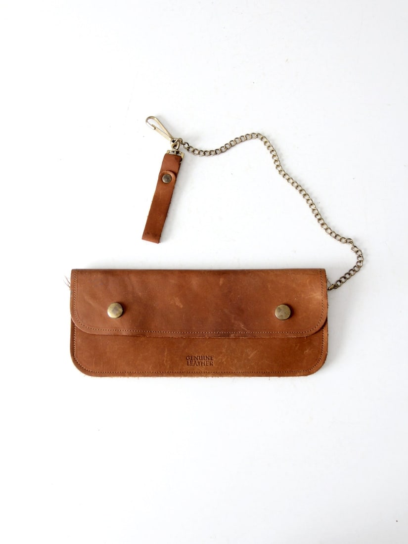 Classic Brown Leather Vintage Chain Wallet with Brass Accents: Classic Brown Leather Vintage Chain Wallet with Brass Accents Discover this vintage trucker wallet, a timeless accessory crafted from classic brown leather. Featuring two brass snaps for secure
