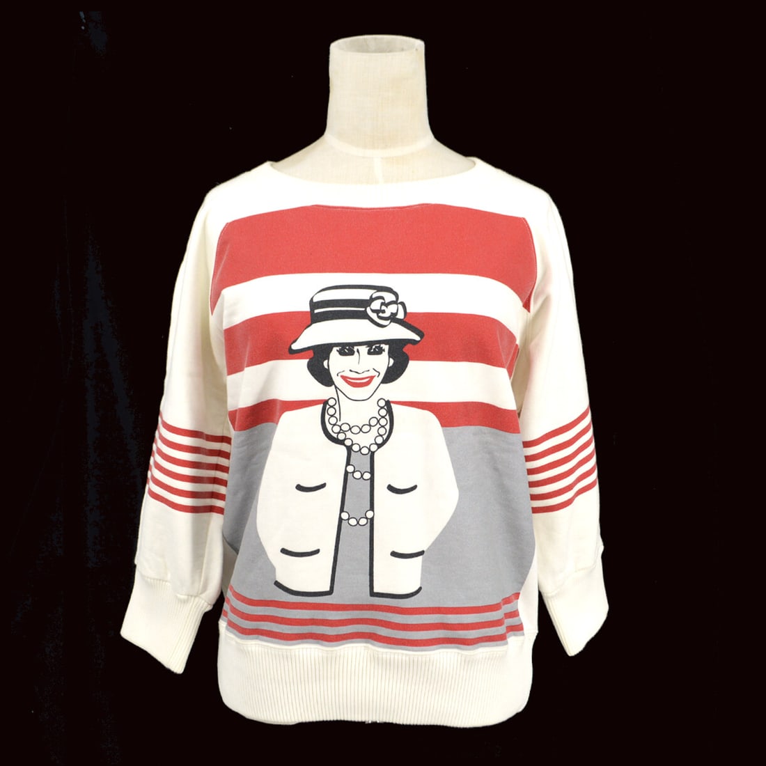 Chanel Mademoiselle Crew Neck Long Sleeve Sweatshirt White Red Cotton 01A#44: Chanel Mademoiselle Crew Neck Long Sleeve Sweatshirt White Red Cotton 01A#44 Elevate your casual wardrobe with this Chanel Mademoiselle Long Sleeve Sweatshirt. Crafted in Italy, this stylish pullover