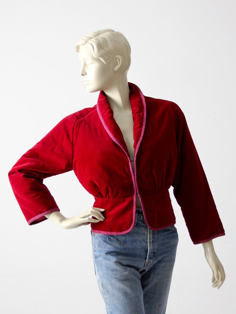 Vintage Red Velvet Jacket with Swan Applique Detail: Vintage Red Velvet Jacket with Swan Applique Detail Elevate your wardrobe with this stunning vintage red velvet jacket, featuring exquisite applique detailing. The lush rose red fabric offers a fitted