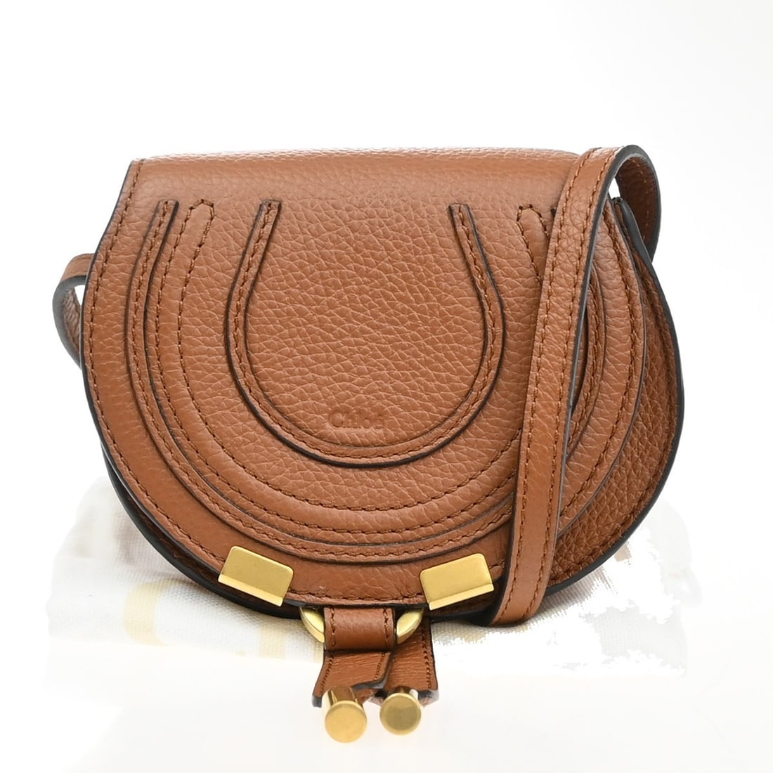 Chloe Marcie Brown Leather Crossbody Purse Spain: Chloe Marcie Brown Leather Crossbody Purse Spain The Chloe Marcie Crossbody Bag features brown leather construction, designed for female use. This pre-owned bag shows signs of use including scuffs, di