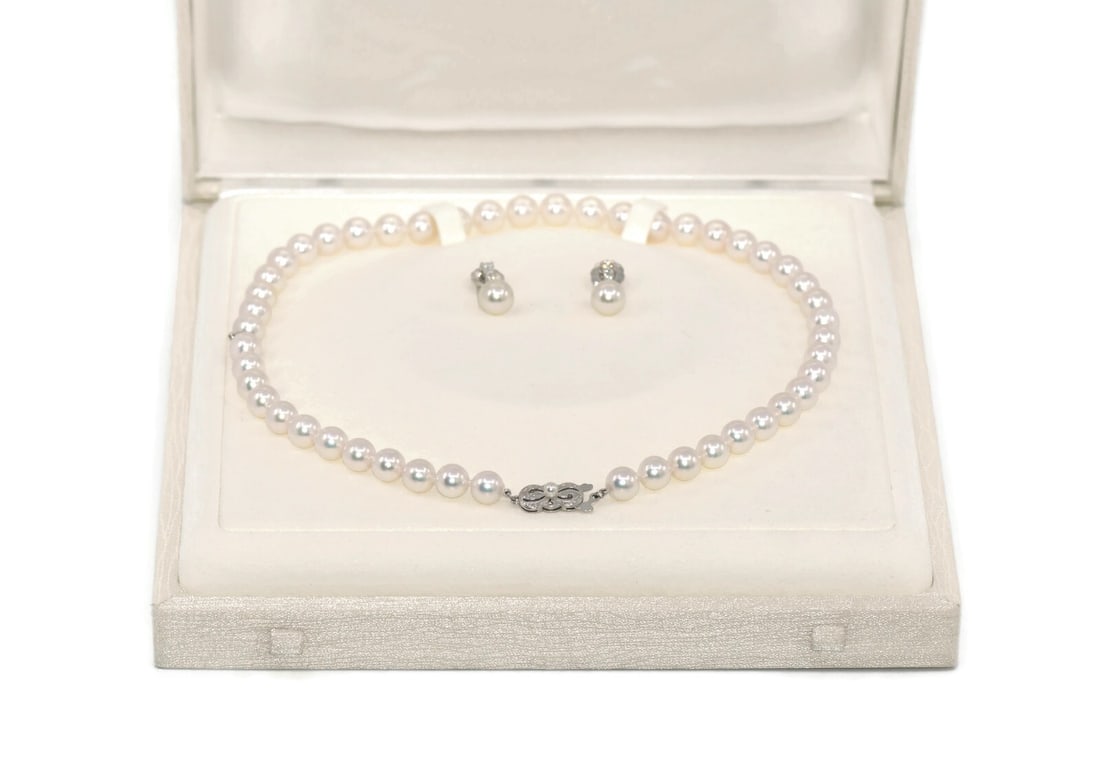 Mikimoto 18K White Gold Pearl Diamond Jewelry Set with Box: Mikimoto 18K White Gold Pearl Diamond Jewelry Set with Box This exquisite jewelry set from Mikimoto features a stunning combination of pearls and diamonds set in luxurious 18K white gold. The set incl